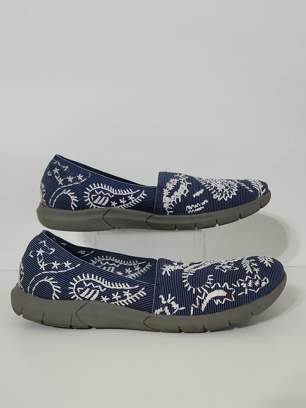 Yuu Blue White Embroidered Slip-On Casual Flats Size 9.5